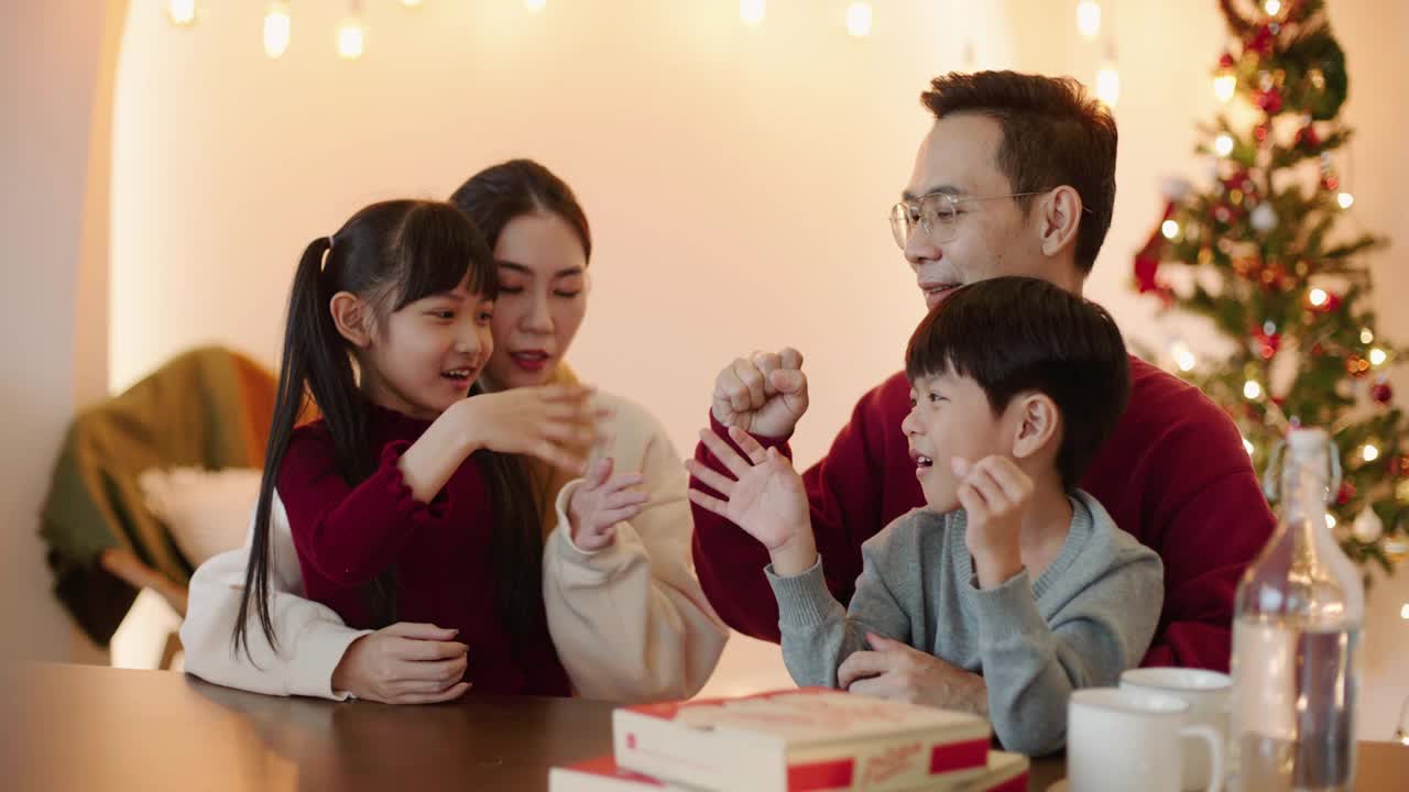 亚洲家庭圣诞节活动视频素材