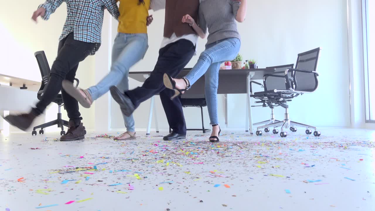 同事在办公室跳舞视频素材