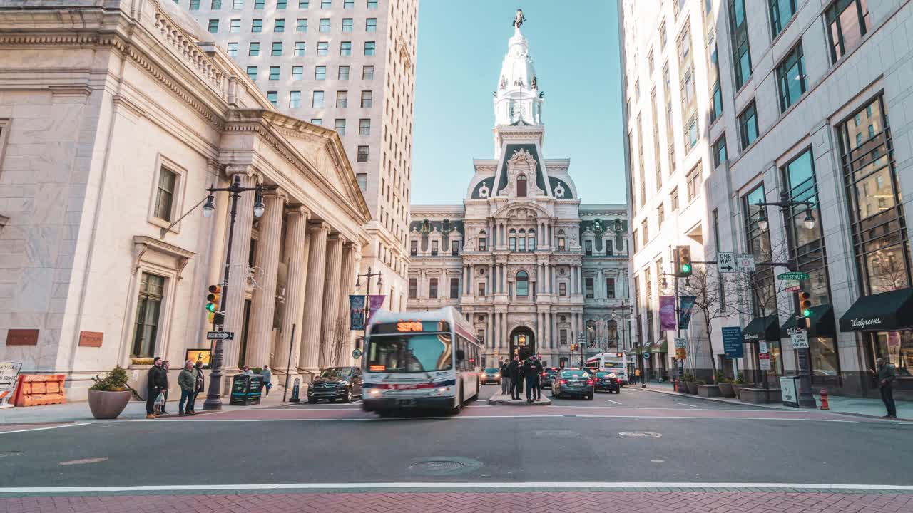 时间流逝的费城地标历史市政厅与交通在宾夕法尼亚州，美国视频下载