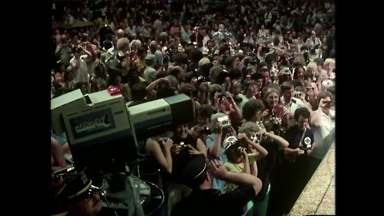 音乐爱好者在音乐会上拍摄舞台;1979视频下载