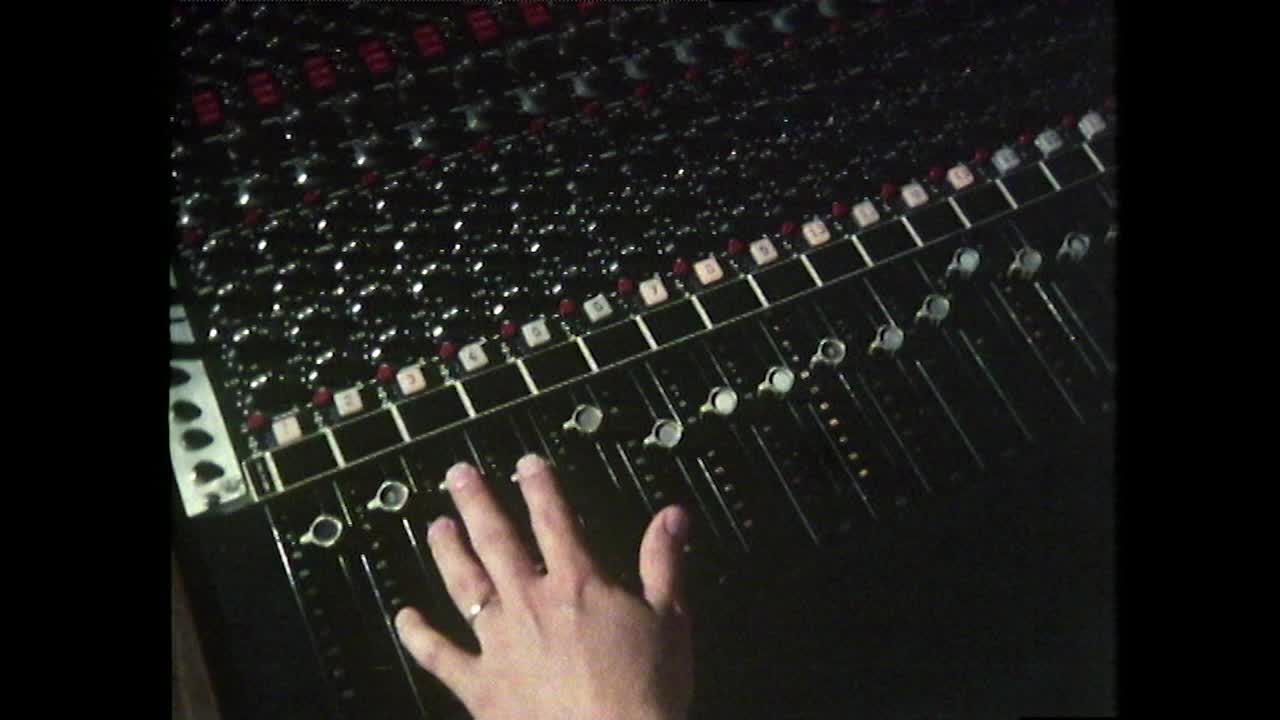 我们的音响师在录音棚使用混音器;1979视频下载