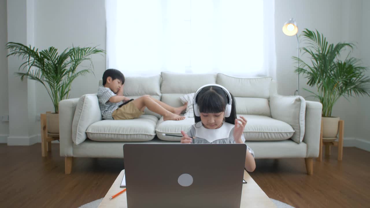 亚洲的孩子在网上学习，做作业。视频素材