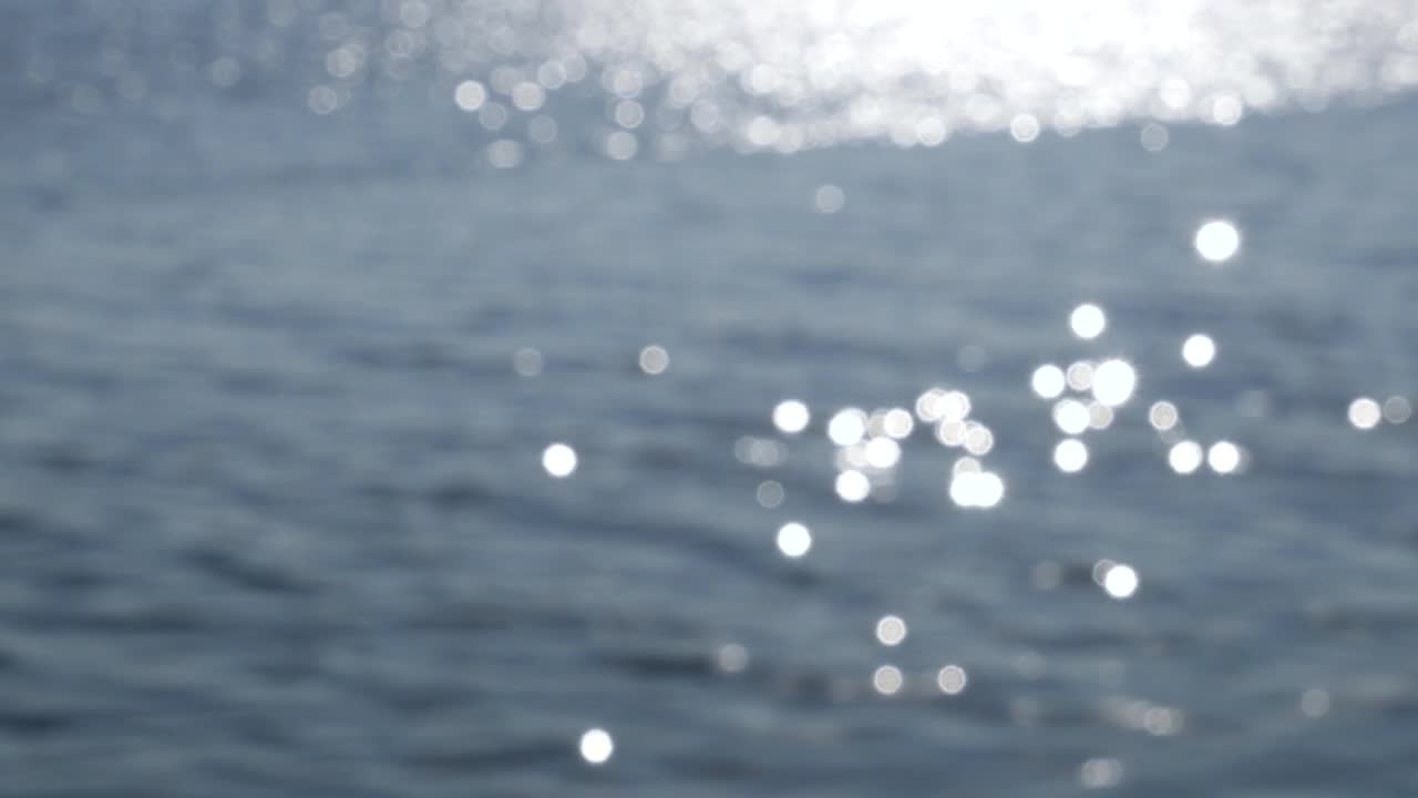 阳光照射在蓝色的海面上视频素材