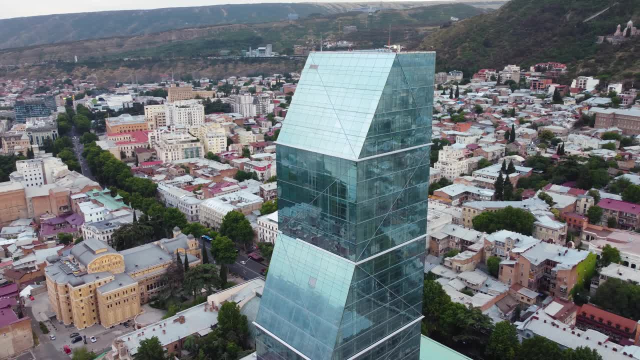 市中心的玻璃摩天大楼视频素材