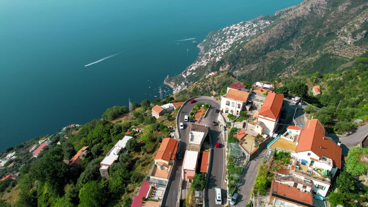 鸟瞰图惊人的道路与曲线在阿马尔菲海岸与眩晕效果在意大利。视频下载