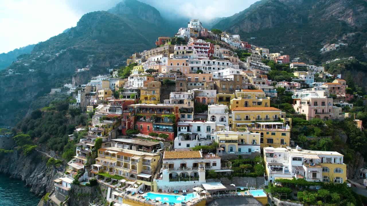 在意大利阿马尔菲海岸，彩色的波西塔诺镇与风景优美的道路鸟瞰图。视频下载