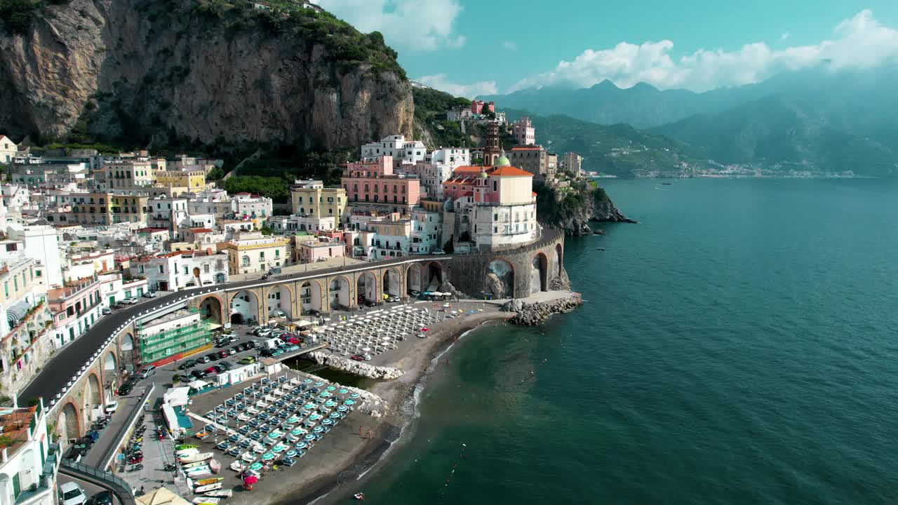 俯瞰意大利美丽的阿马尔菲海岸和阿特拉尼镇的拱形公路。视频下载