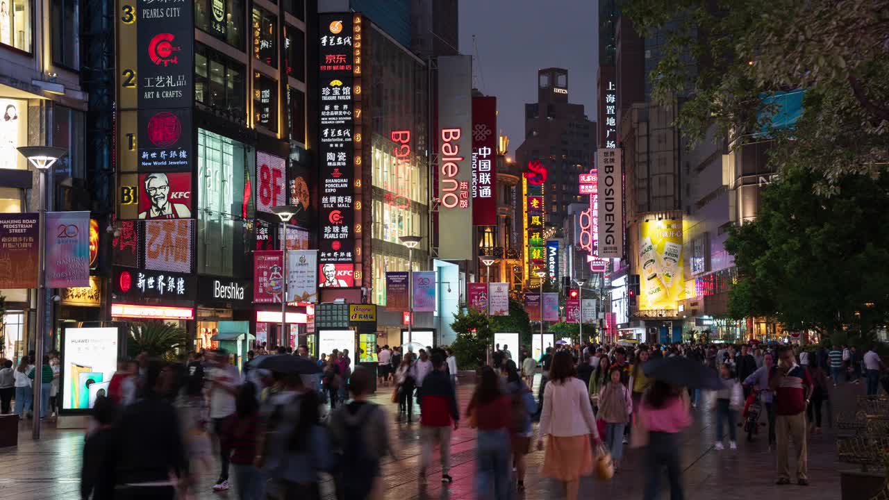时间流逝:国庆节前的晚上，游客们走在南京路购物街上。视频下载