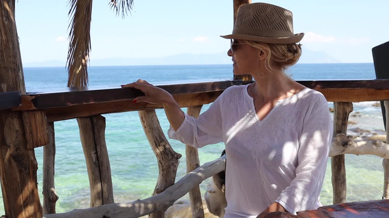 成熟的金发女郎在爱奥尼亚海岸度假视频素材