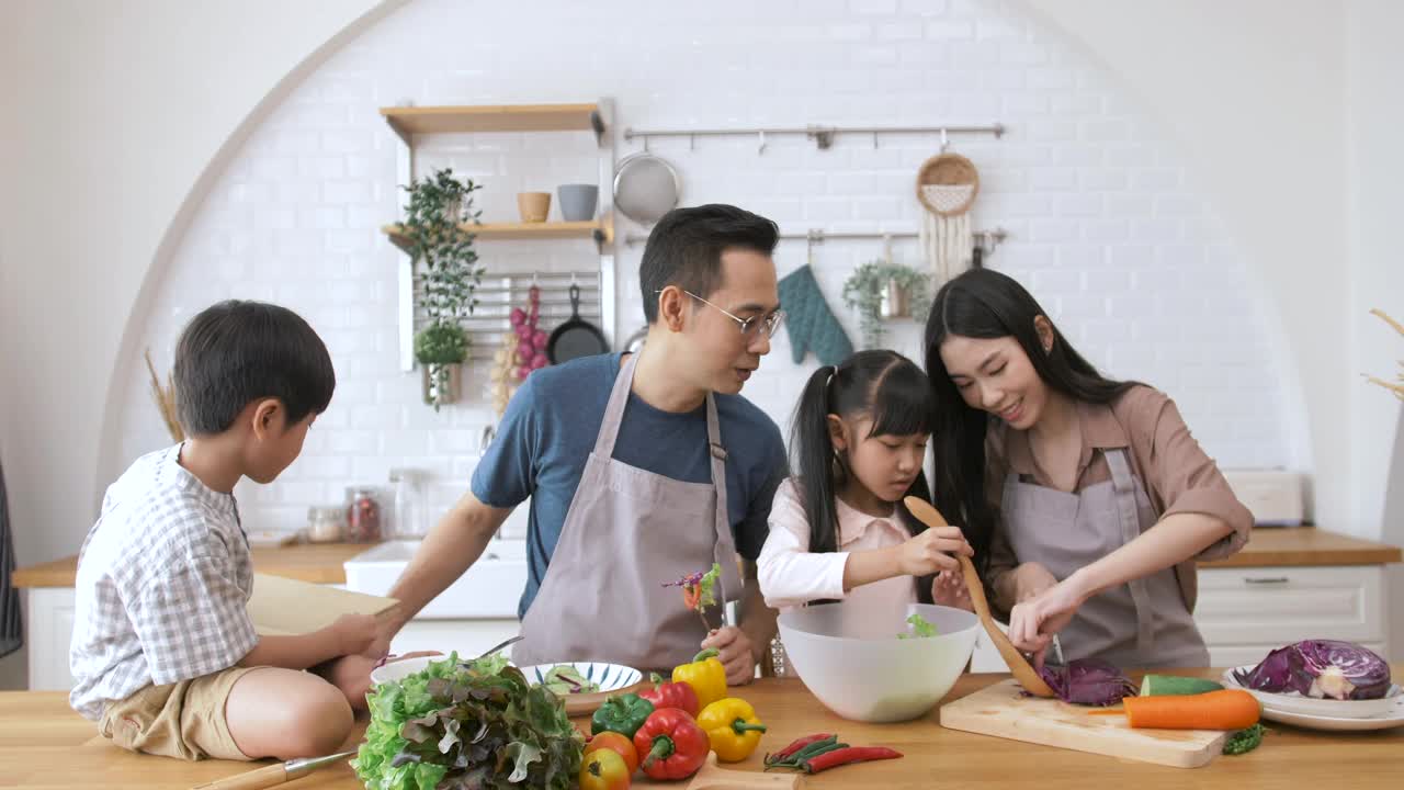 亚洲家庭在厨房做饭视频素材