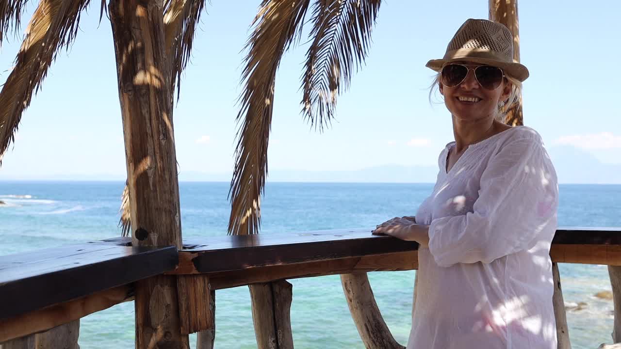 成熟的金发女郎在爱奥尼亚海岸度假视频素材