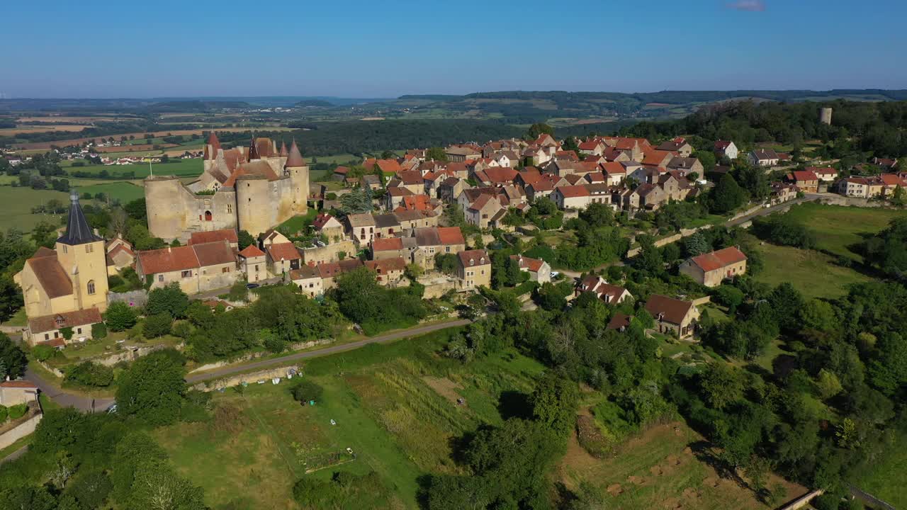 法国勃艮第的Chateaunef en Auxois村庄视频下载