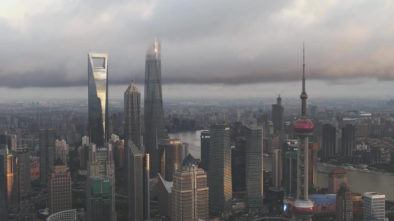 上海中心的无人机视角视频下载