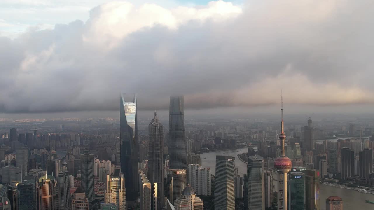 上海中心的无人机视角视频下载