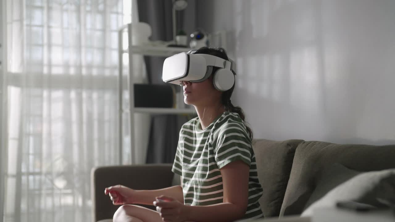 亚洲女性在家里使用虚拟现实眼镜视频素材