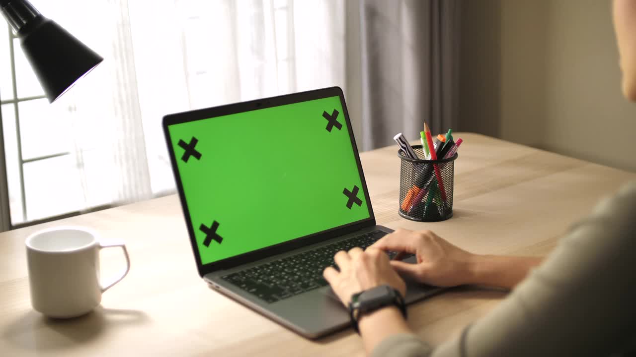 女人使用笔记本电脑空白显示色度键视频素材