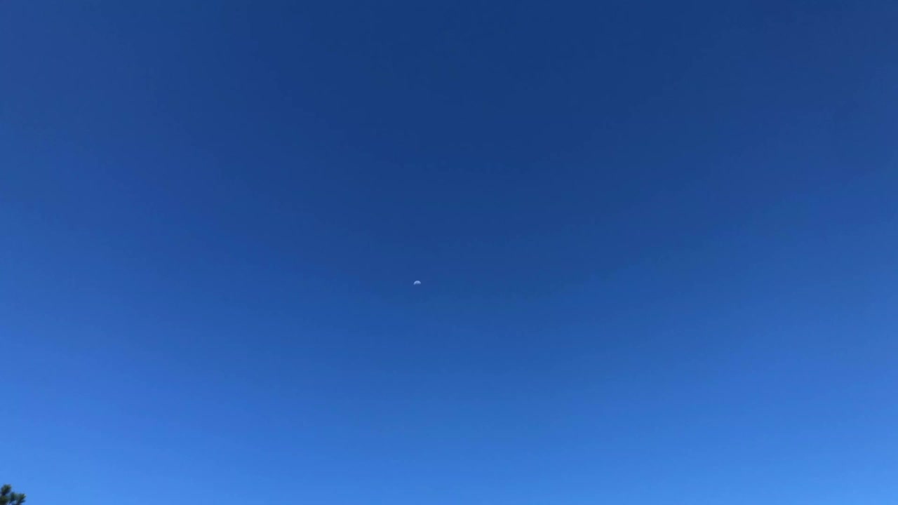 蓝色的天空和白天的小月亮视频下载