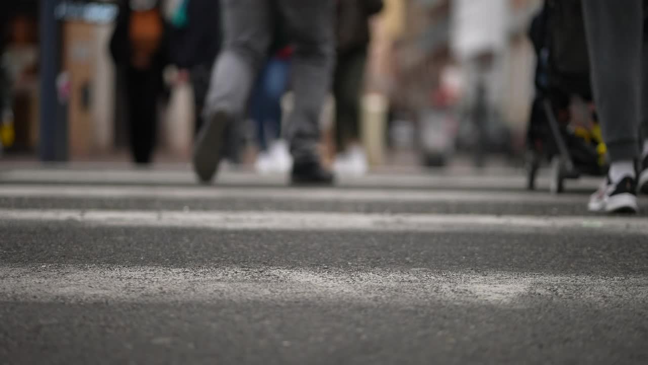 行人过街环境，城市环境中自行车通行视频下载
