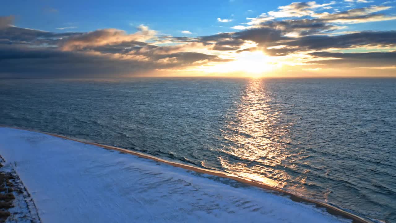波罗的海和海尔半岛在冬天的日出。视频素材