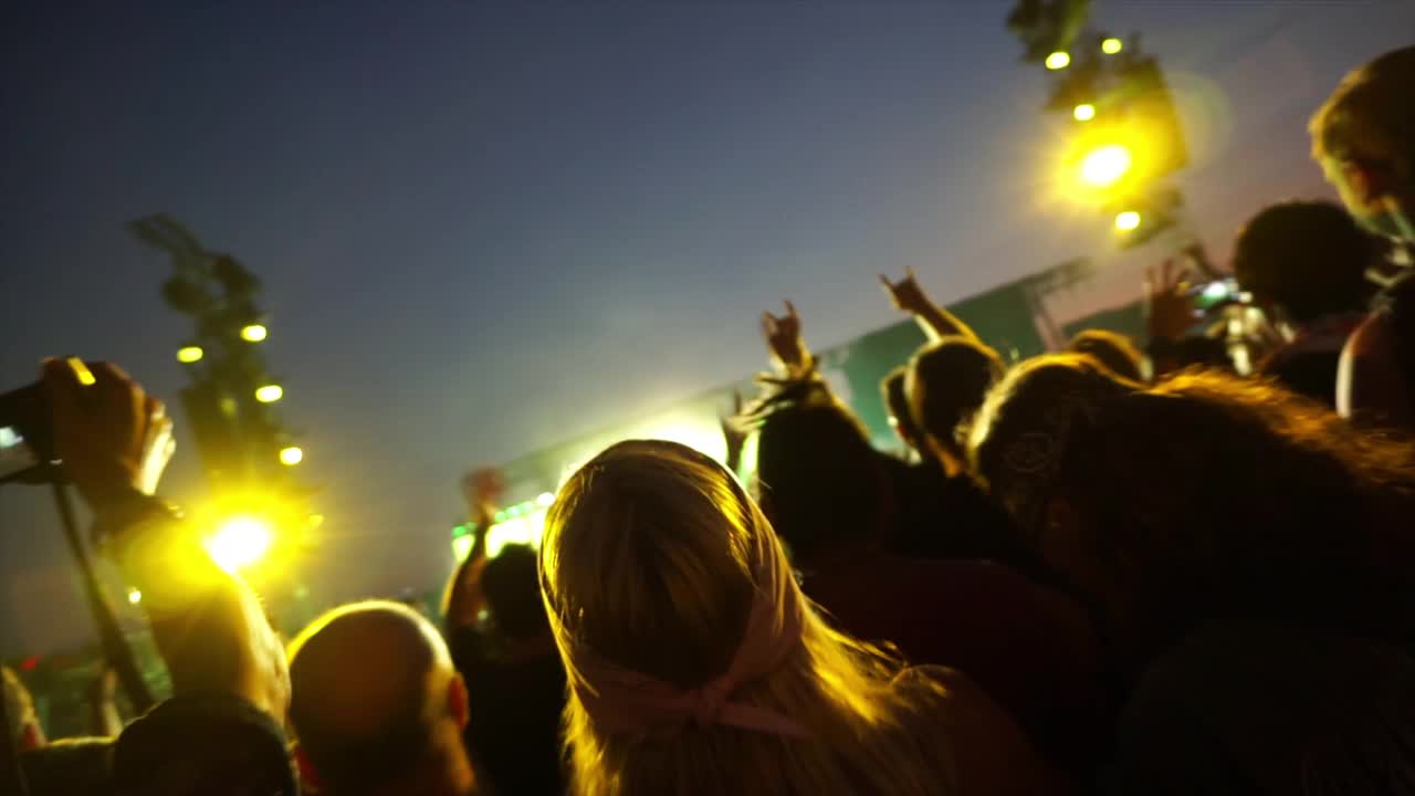 摇滚音乐会挤满了观众视频下载