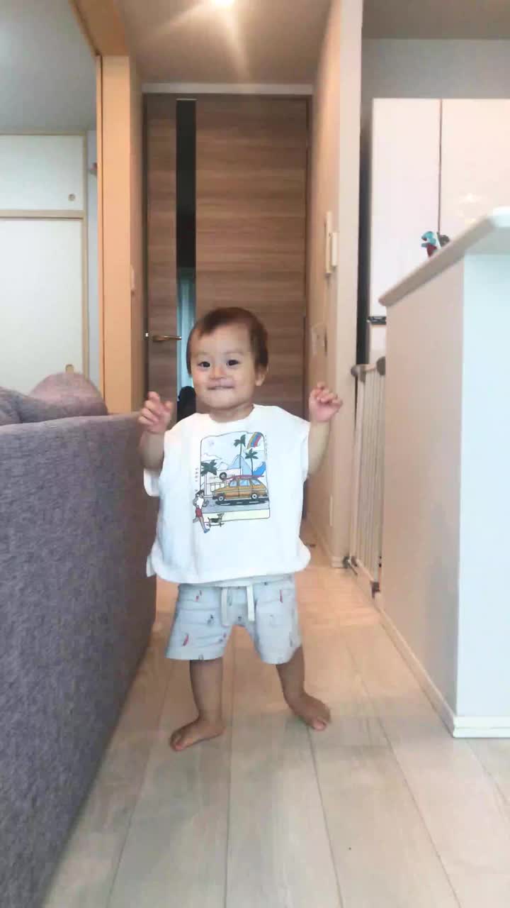 一个一岁的小男孩在客厅里走来走去视频下载