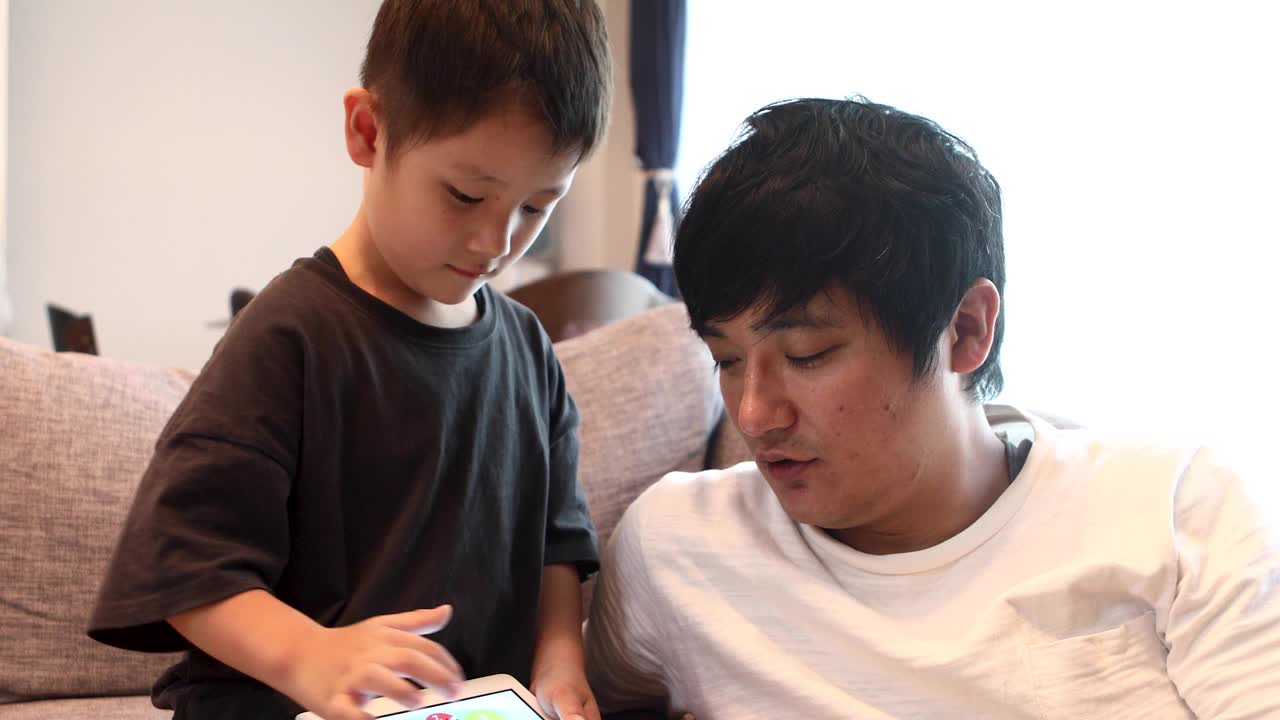 父亲和儿子在一起玩游戏视频下载