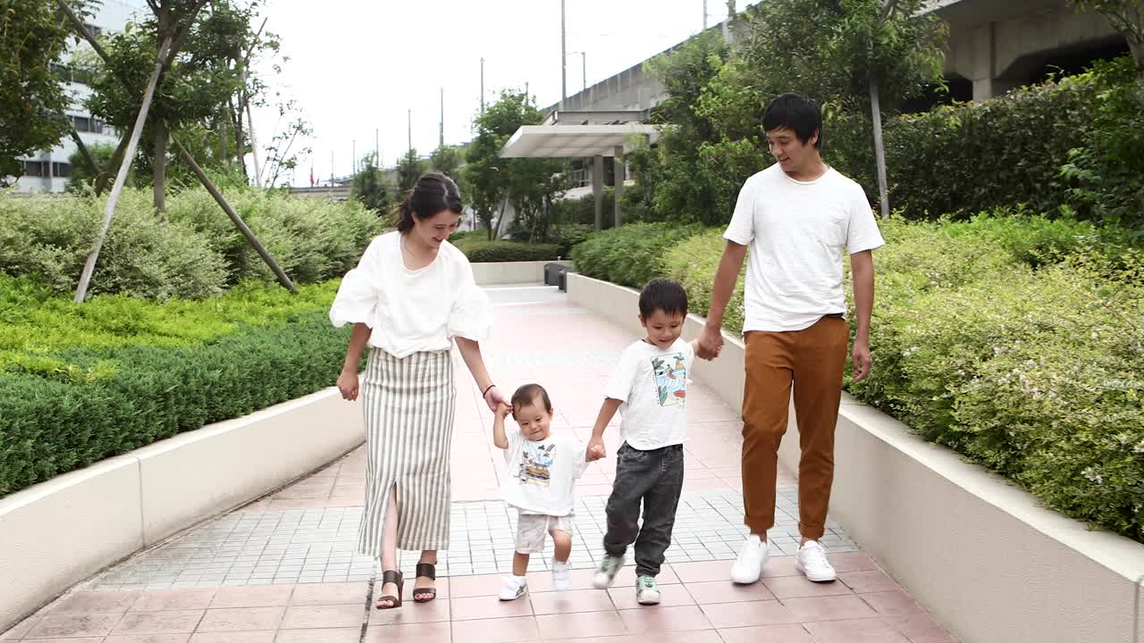 一个日本家庭手拉手走路视频素材