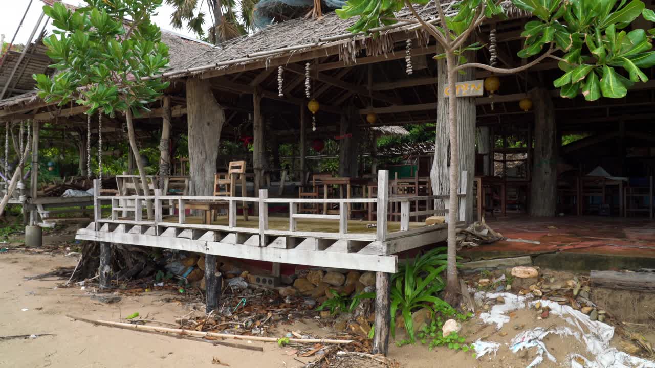 热带台风破坏了东南亚的海滩小屋视频素材