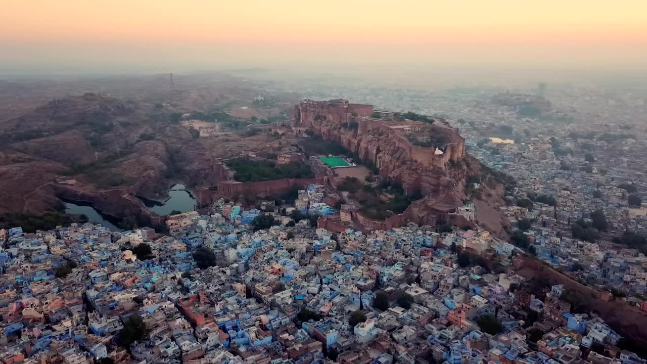 印度拉贾斯坦邦焦特布尔的蓝色城市和梅兰加尔堡视频素材