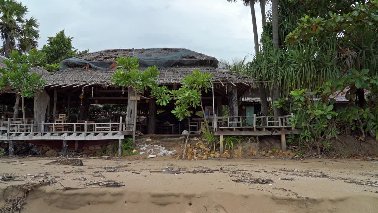 热带风暴泰国造成海岸侵蚀和财产损失视频素材