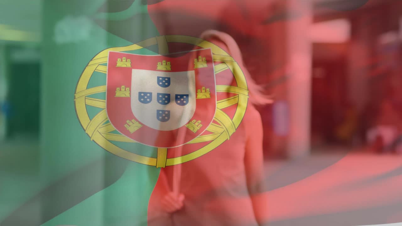 新冠肺炎大流行期间，葡萄牙国旗在戴口罩的妇女上方飘扬的动画视频下载