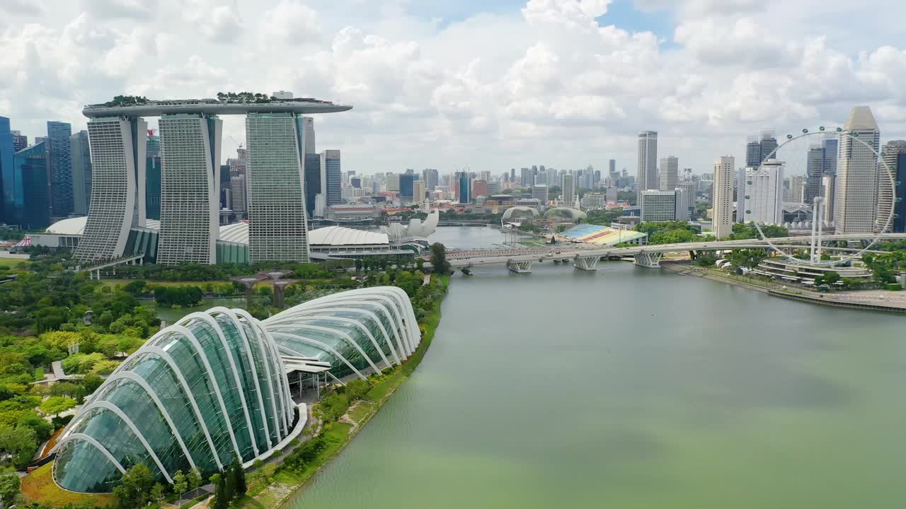 海湾花园，飞向新加坡的天际线。新加坡滨海湾。视频下载