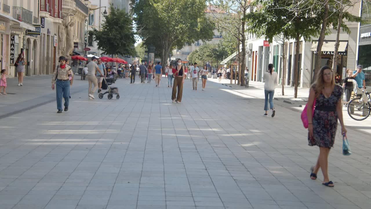 共和路商业街步道在里昂法国建立的镜头视频素材