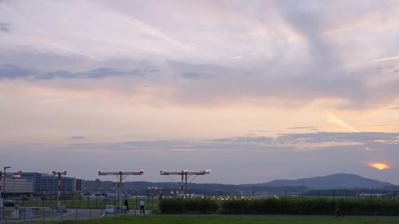 飞机在日落时降落在苏黎世机场28号跑道视频下载