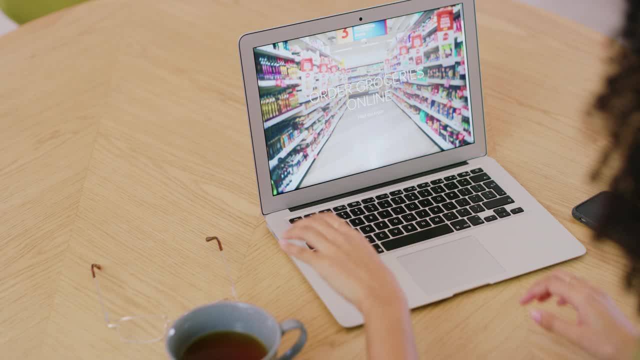 一段4k视频显示一个陌生女人用笔记本电脑在网上购物视频下载