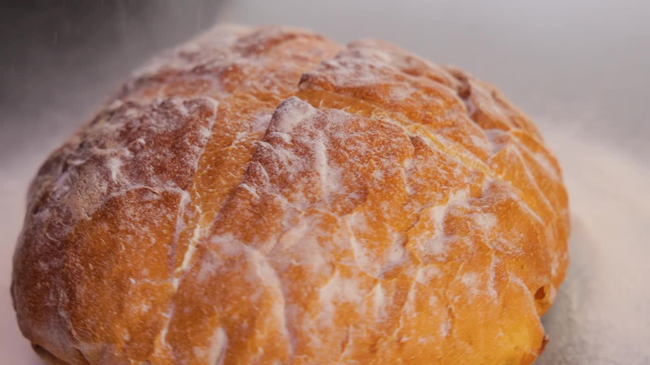 新鲜出炉的天然面包放在厨房的桌子上。视频素材
