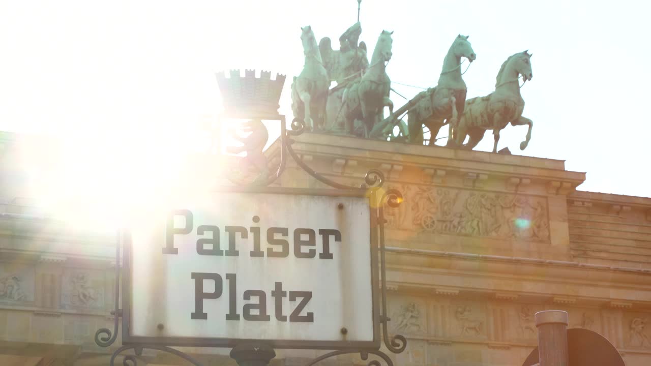 巴黎广场的街道标志，以勃兰登堡门为背景视频素材