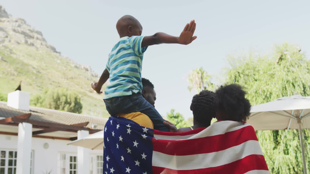 动画的星星与美国国旗挥舞在微笑的非洲裔美国家庭视频下载