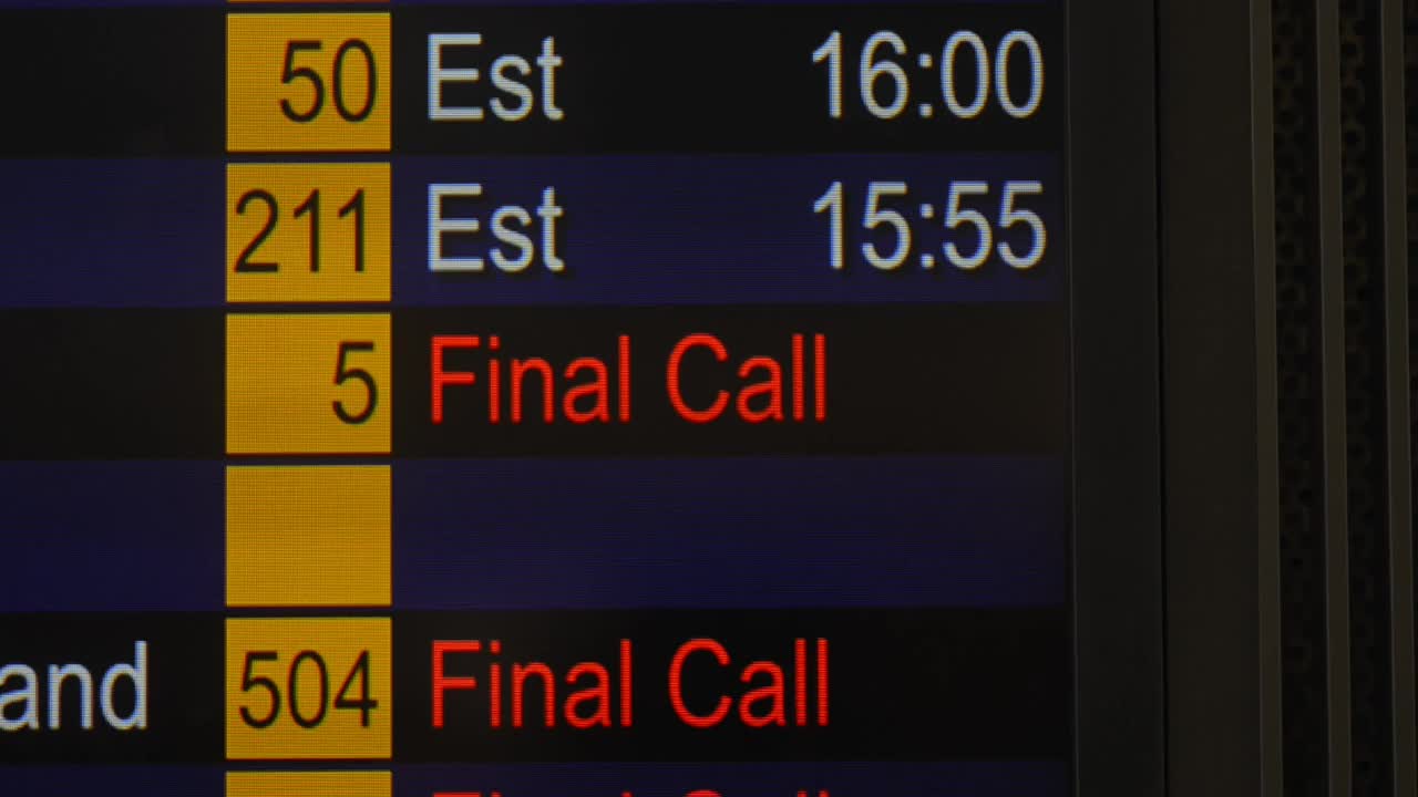 亚洲国际机场内部信息牌上的航班状况和时间视频素材