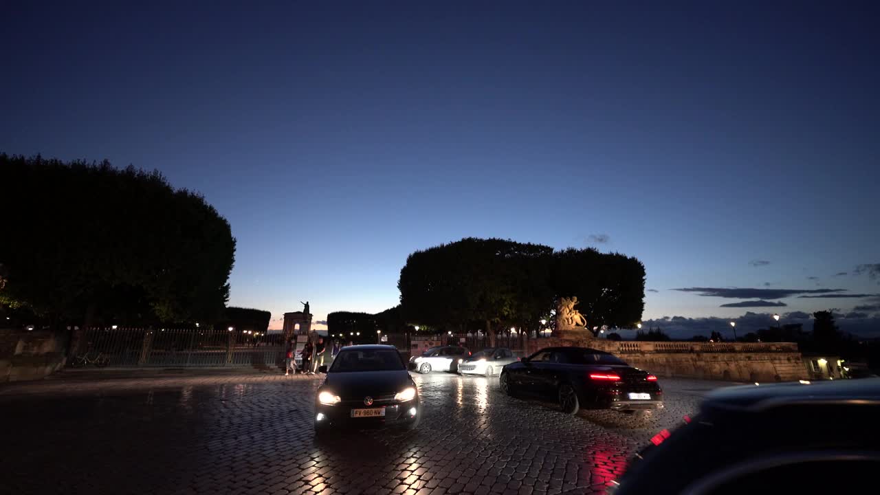 法国蒙彼利埃凯旋门或佩鲁门上的交通视频下载