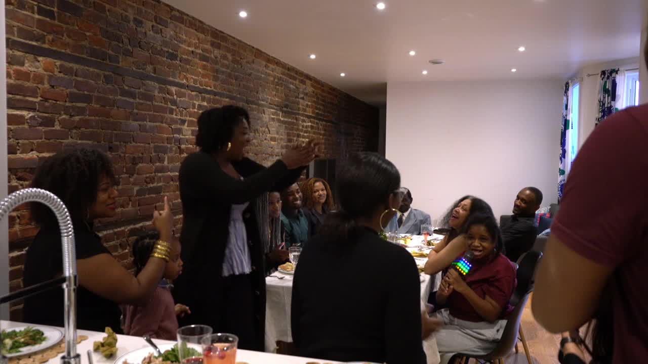 大型美国黑人家庭感恩节晚餐派对视频下载