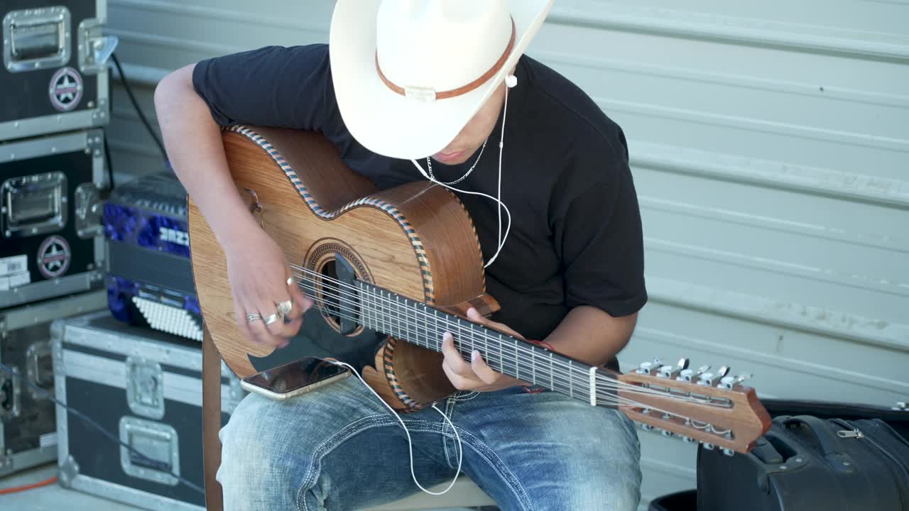 十几岁的西班牙男孩戴着牛仔帽弹吉他视频下载