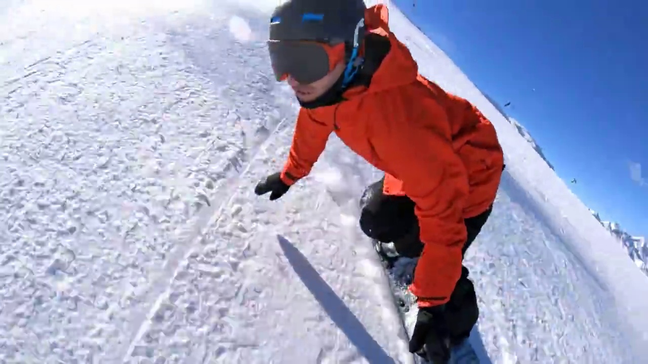 滑雪运动员在滑雪道上滑行，在转弯时喷雪视频素材