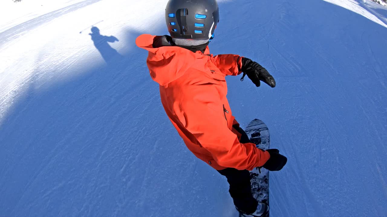 滑雪板上的极限雕刻视频素材
