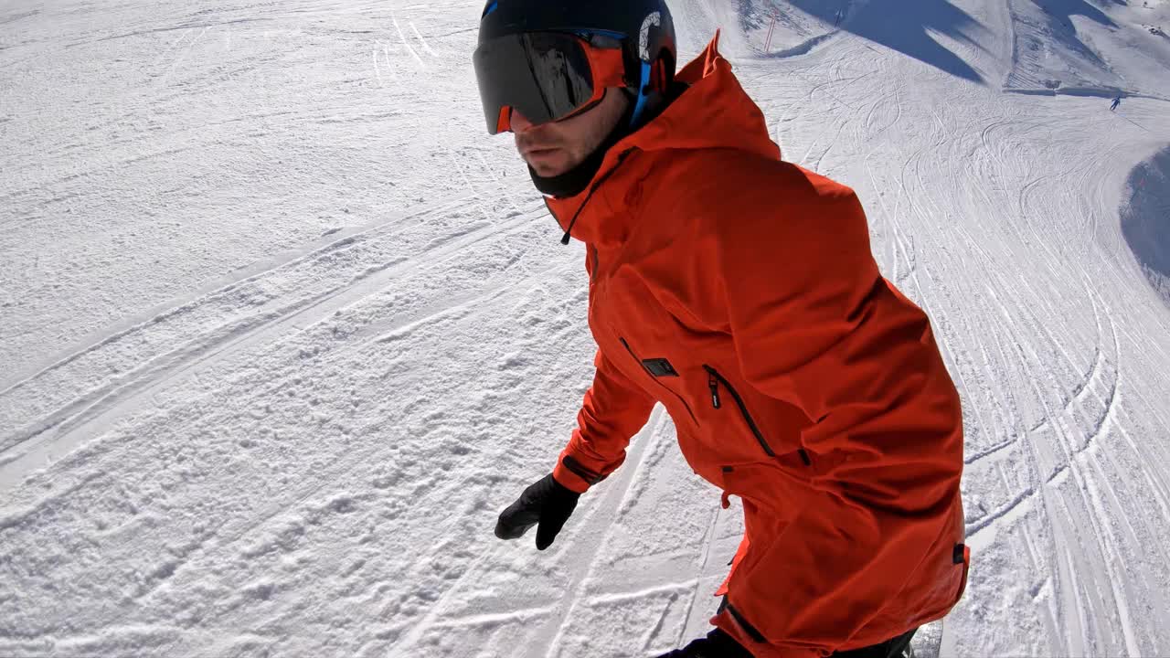 单板滑雪运动员从滑雪坡道上滑下来，做一个转弯视频素材