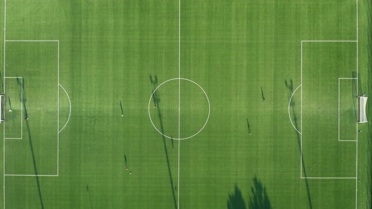 体育场的俯视图，有职业运动员或足球运动员踢足球。视频素材
