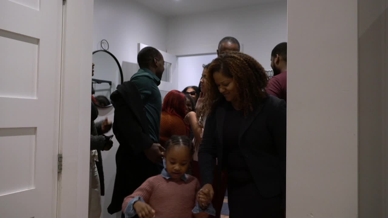 大型美国黑人家庭感恩节晚餐派对视频下载
