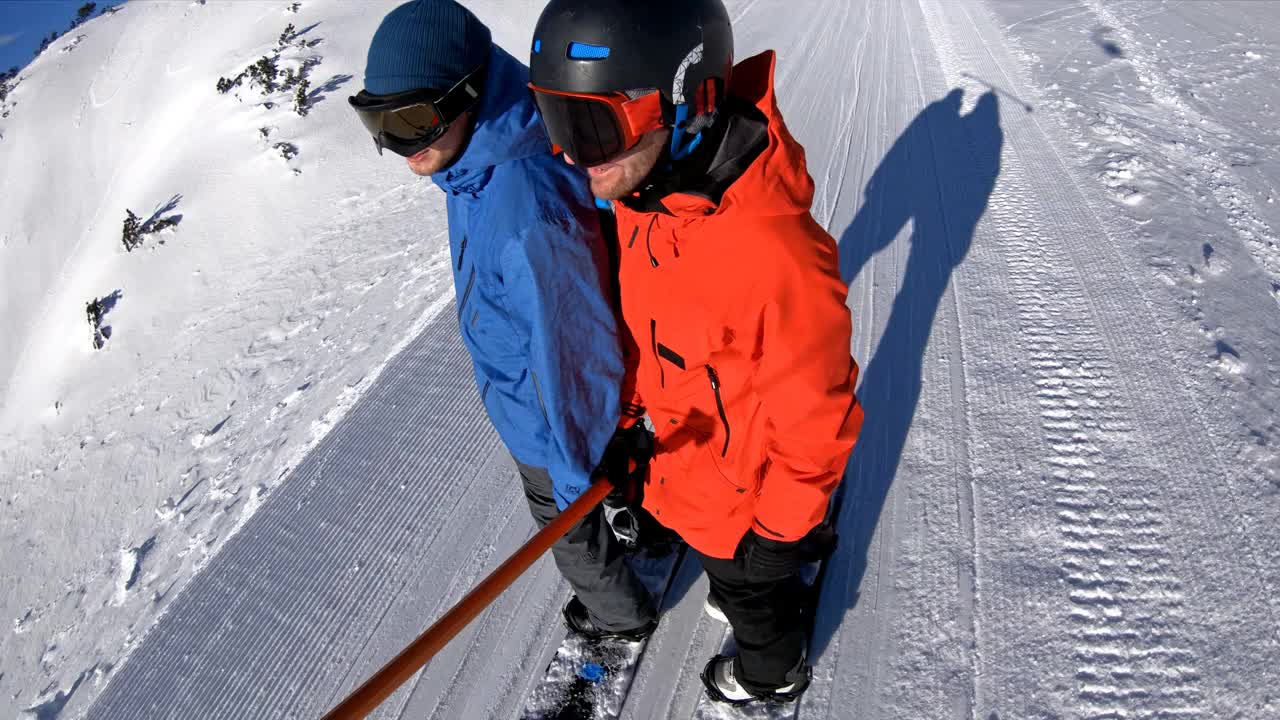 在滑雪胜地，单板滑雪运动员在表面板上滑雪视频素材