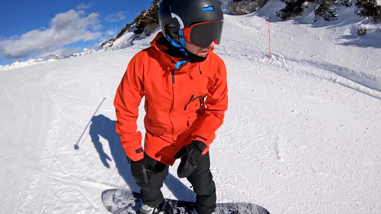 从滑雪坡道滑下去，做一个转弯视频素材