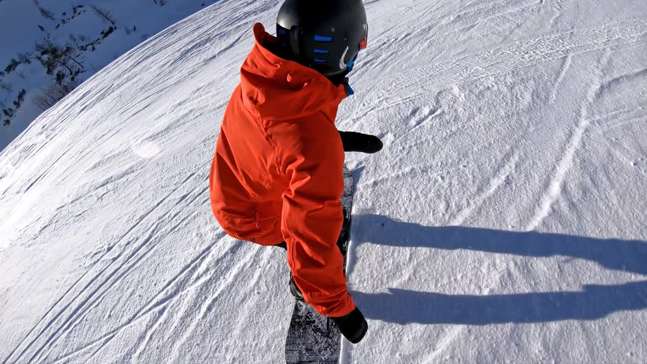 滑雪运动员沿着滑雪道滑行视频素材